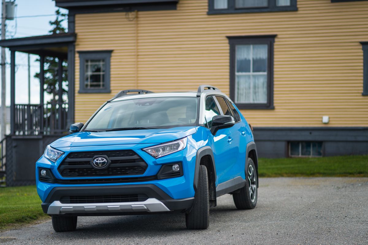 Toyota RAV4 Hybrid blu, vista anteriore di tre quarti