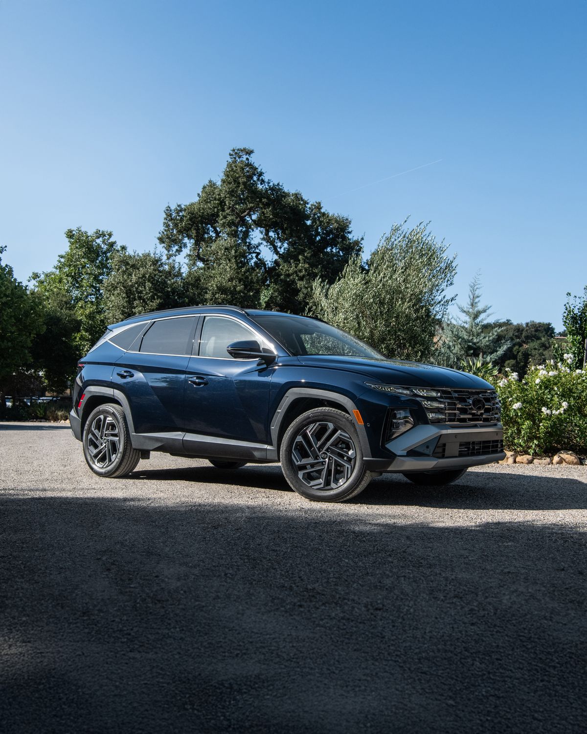 Hyundai Tucson Hybrid blu scuro, vista anteriore di tre quarti