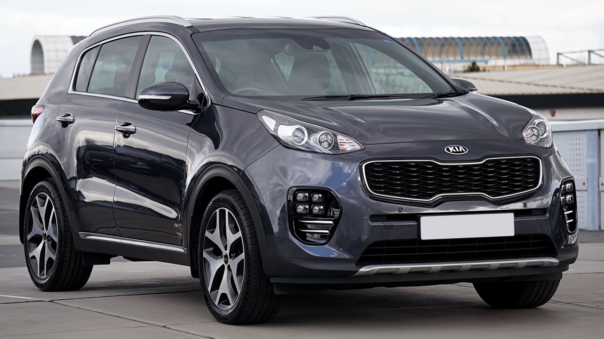 Kia Sportage grigia, vista anteriore di tre quarti