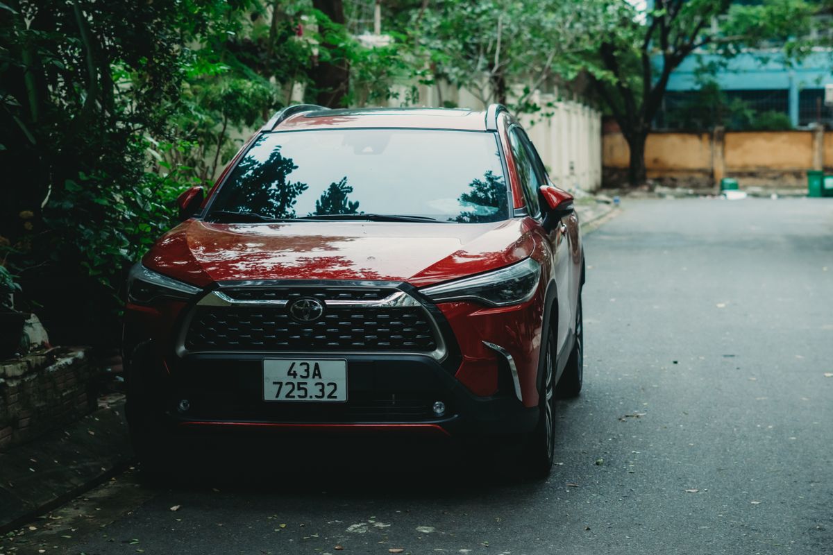 Toyota Corolla Cross rossa, vista frontale