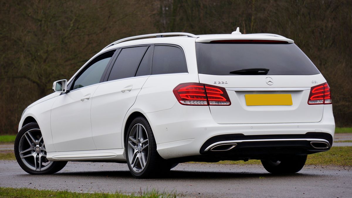 Mercedes Classe E Station Wagon bianca, vista posteriore di tre quarti