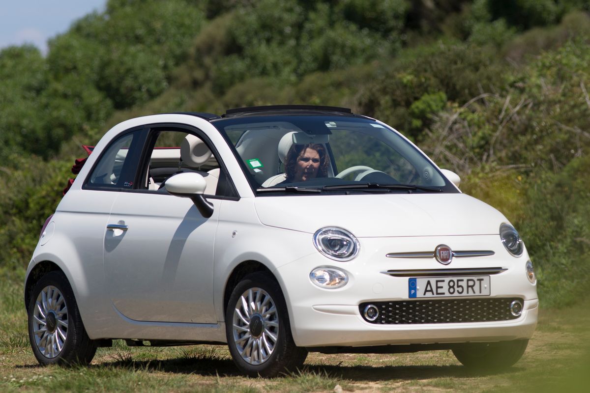 Fiat 500 bianca, vista anteriore di tre quarti
