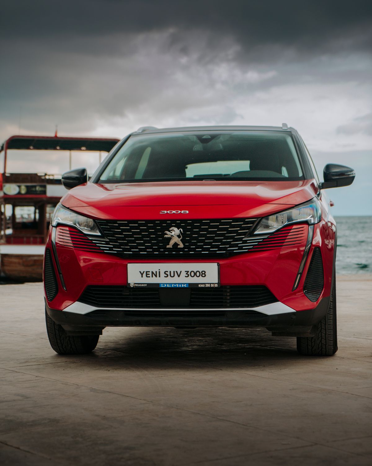 Peugeot 3008 rossa, vista frontale