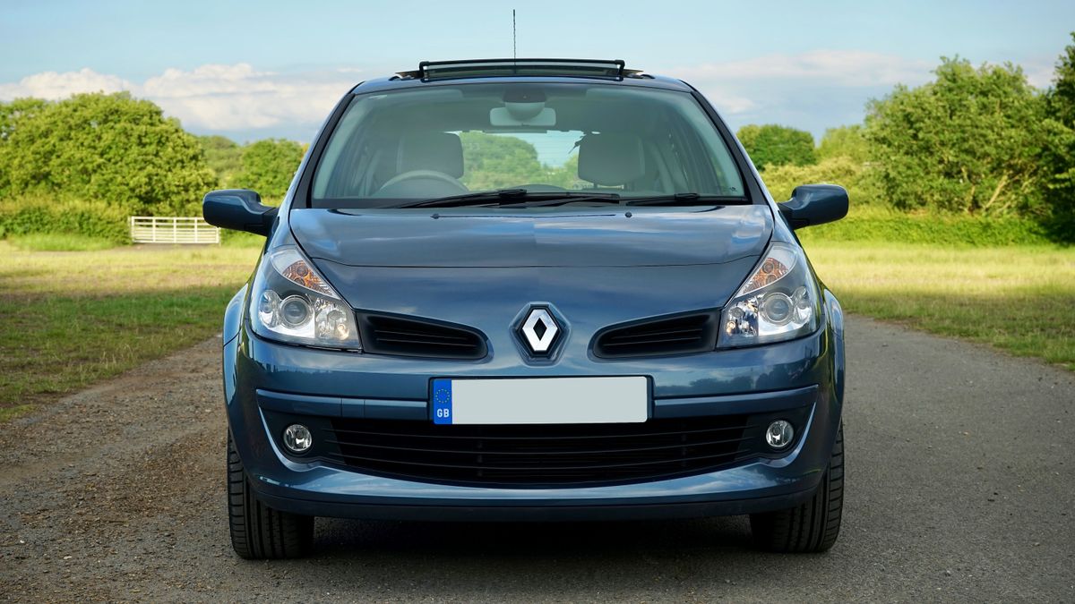 Renault Clio blu, vista frontale