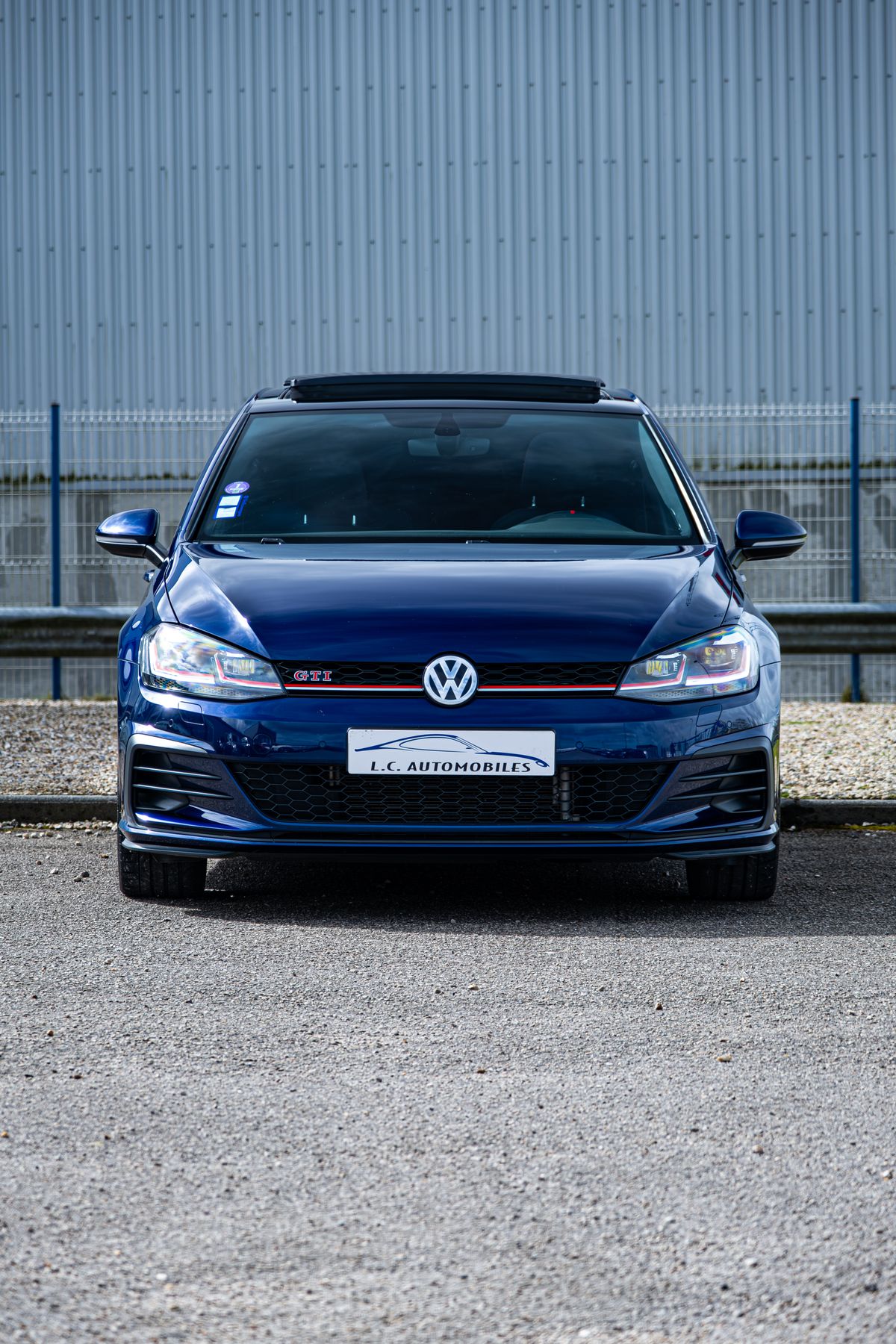 Volkswagen Golf GTI blu, vista frontale