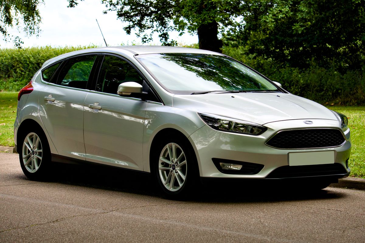 Ford Focus argento, vista anteriore di tre quarti