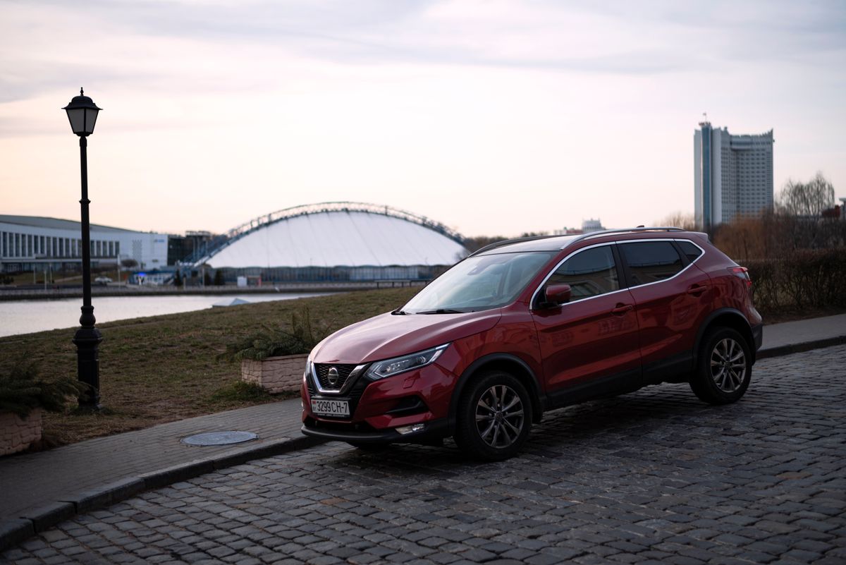 Nissan Qashqai rossa, vista anteriore di tre quarti